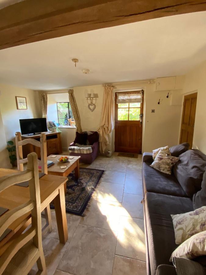 Dove Cottage Bisley  ภายนอก รูปภาพ